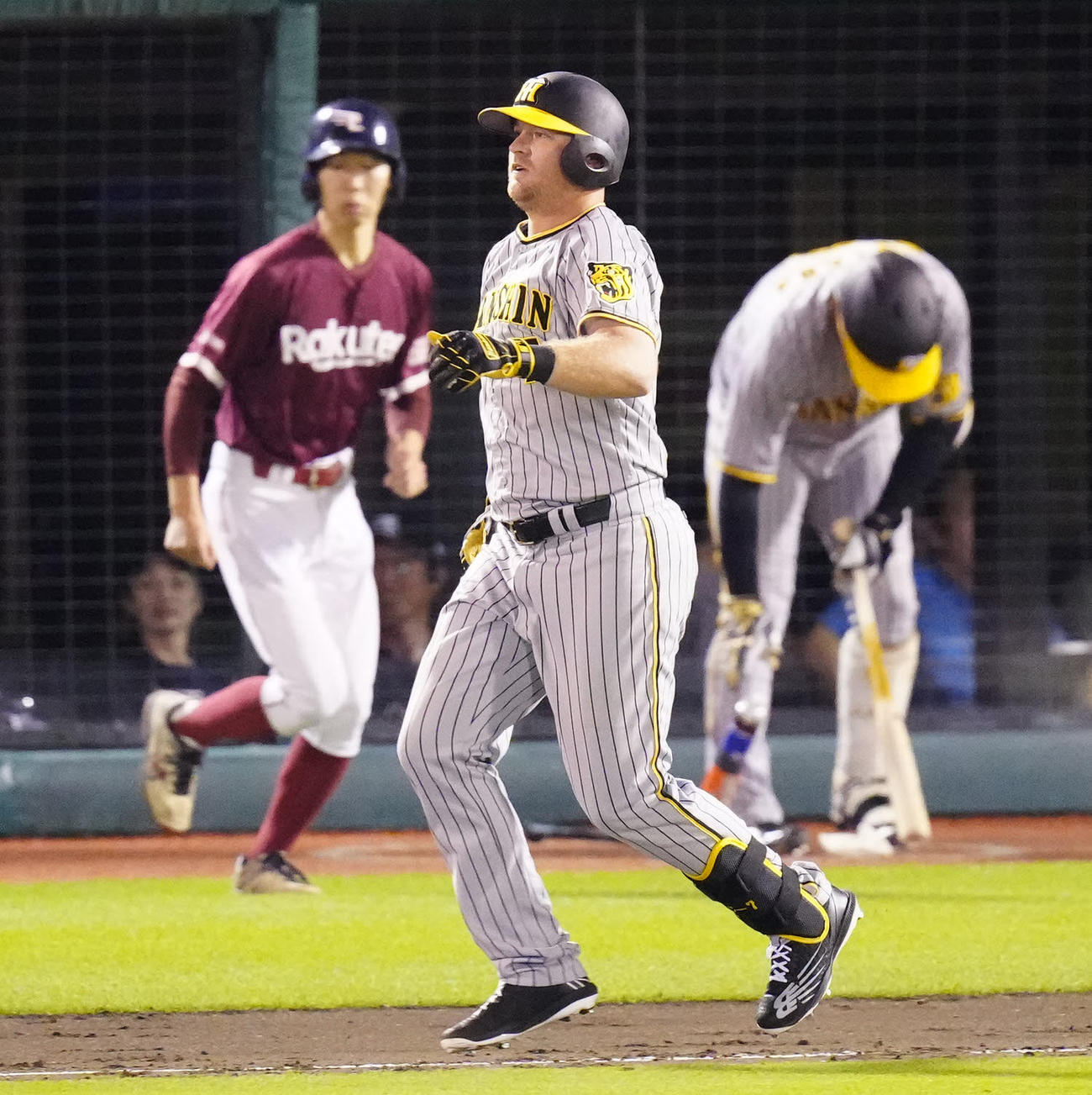 楽天対阪神　8回表阪神無死一塁、右翼手小郷の落球で出塁したノイジー（撮影・江口和貴）