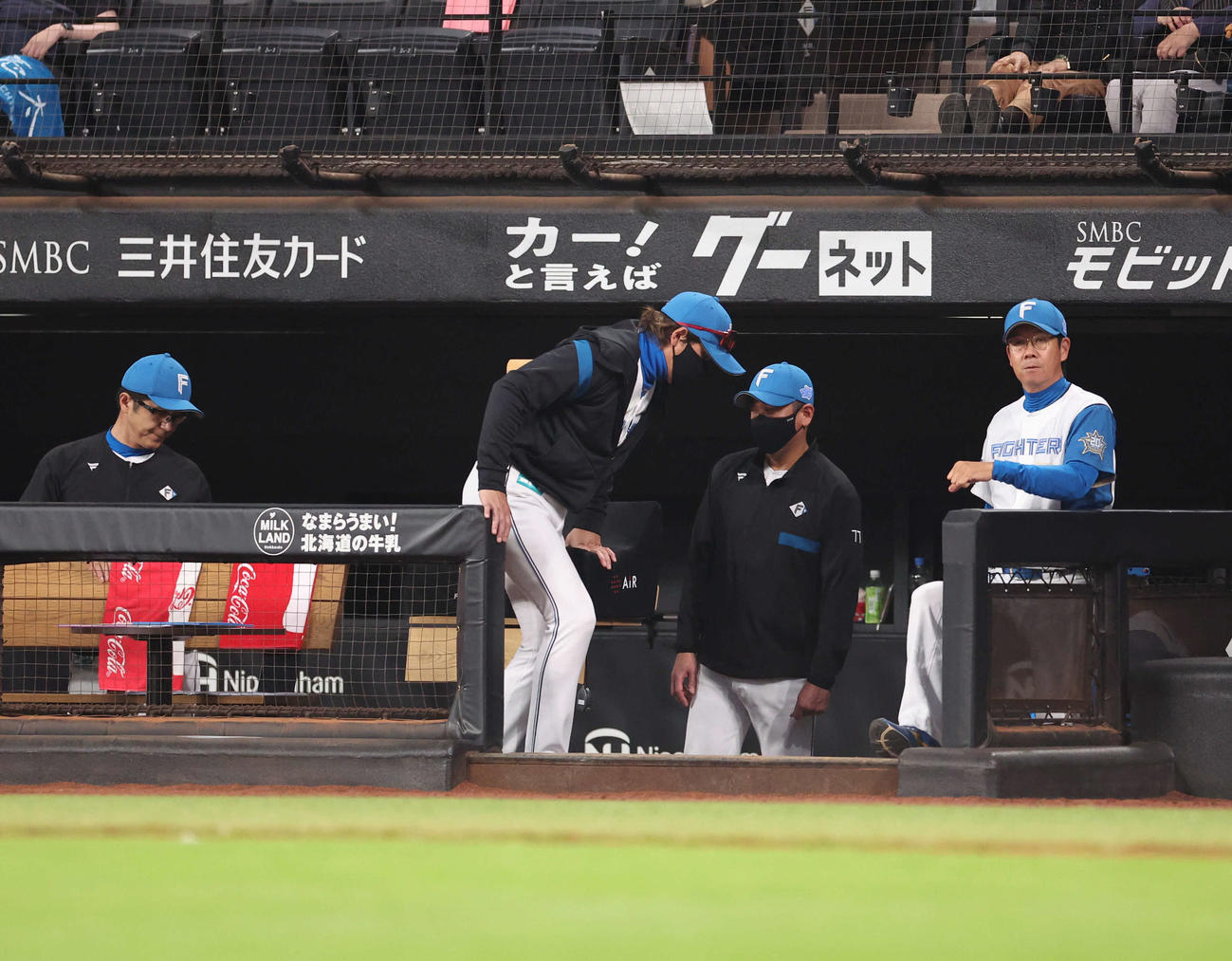 日本ハム対広島　広島に3連敗し引き揚げる日本ハム新庄監督（中央）（撮影・佐藤翔太）