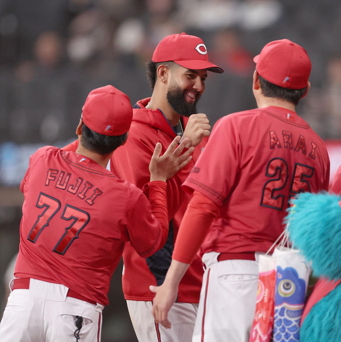 日本ハム対広島　今季先発初勝利を挙げた広島コルニエル（中央）は新井監督に出迎えられる（撮影・佐藤翔太）