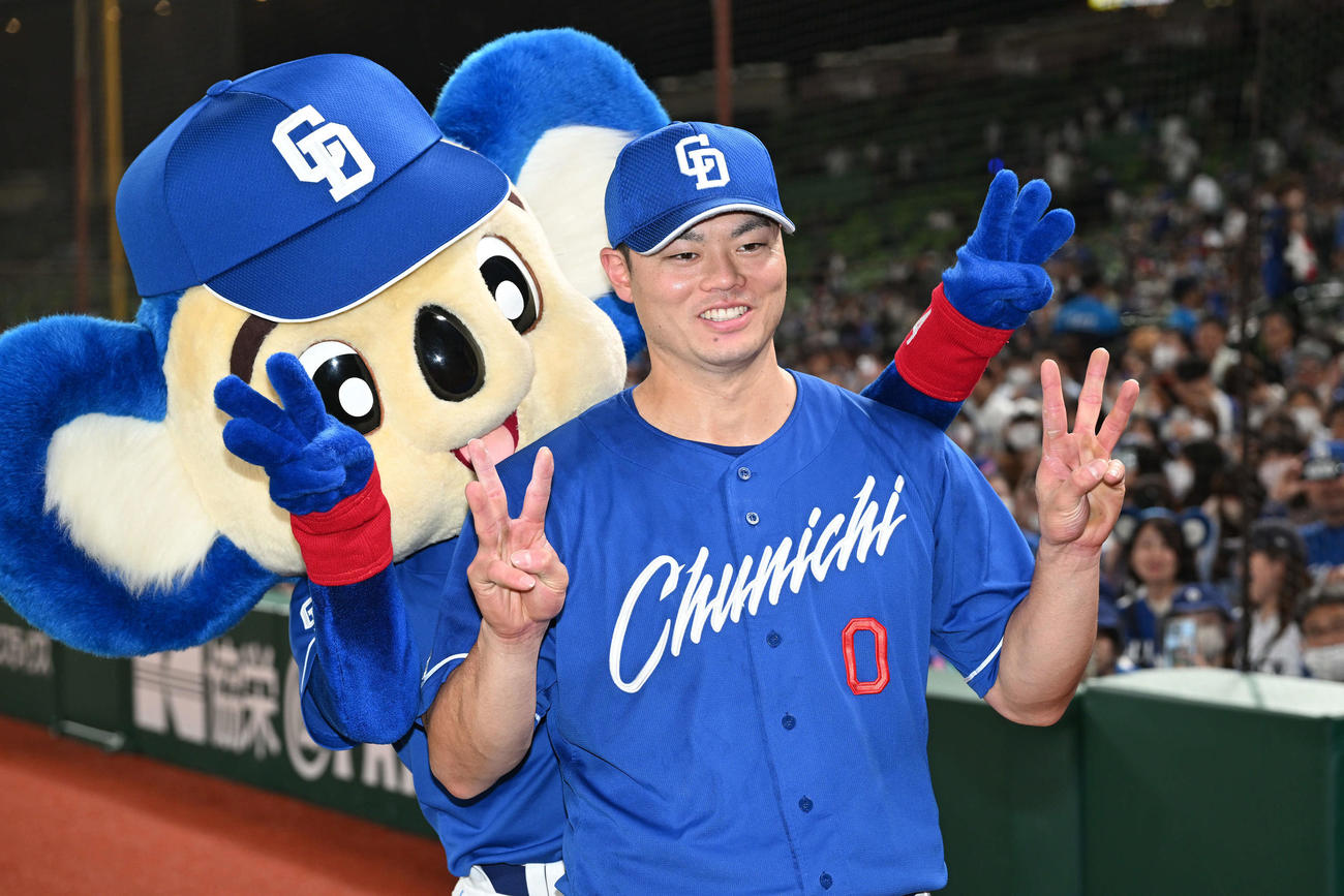 西武対中日　ヒーローインタビューを終えドアラと記念撮影する中日細川（撮影・滝沢徹郎）