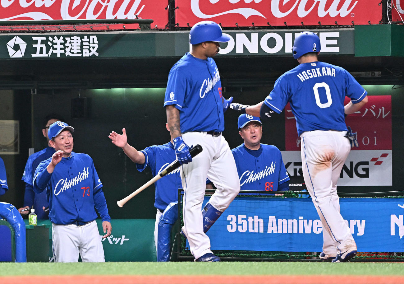 西武対中日　7回表中日無死、中越えソロ本塁打を放った細川（右）を迎える立浪監督（左）（撮影・滝沢徹郎）