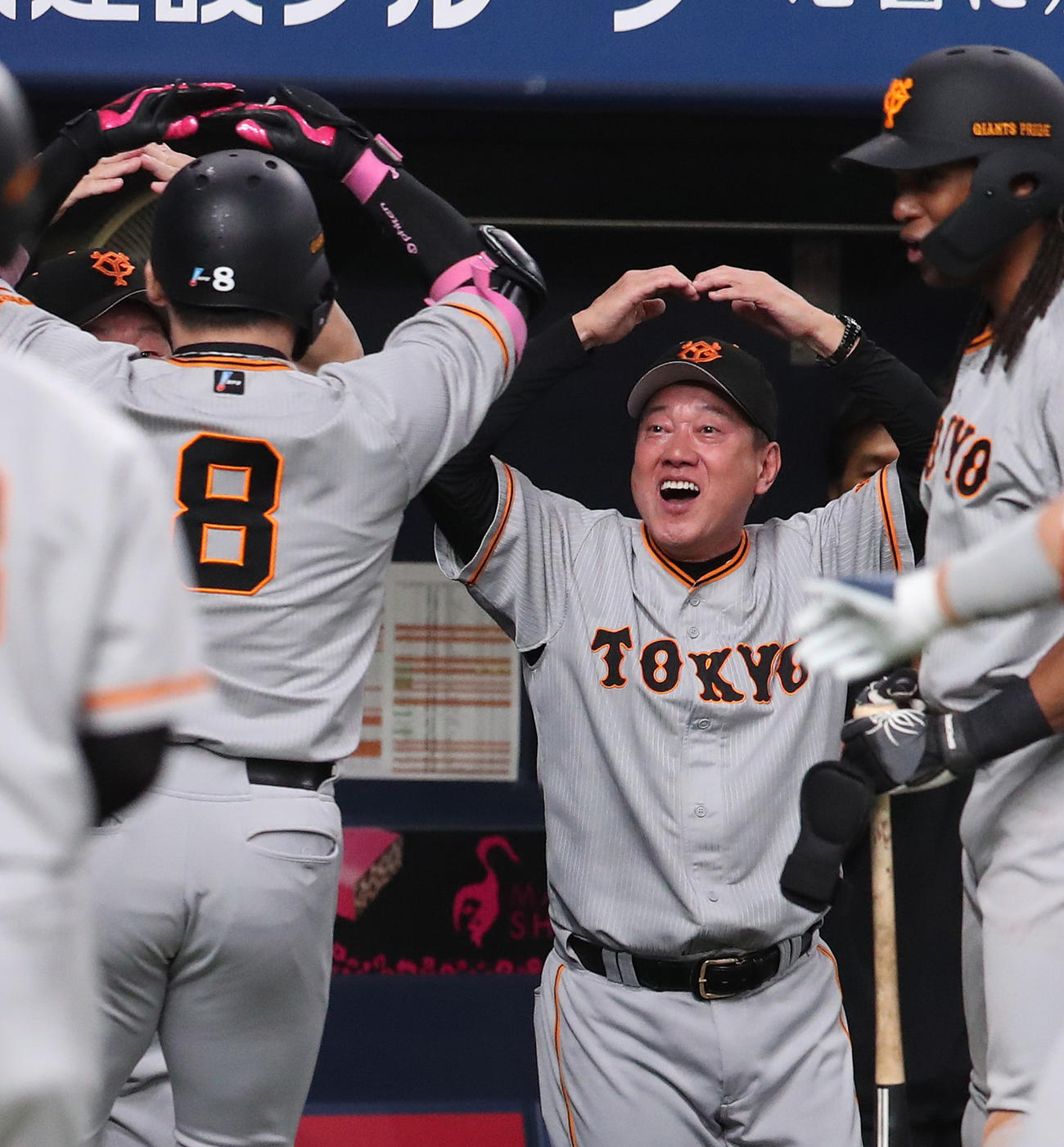 オリックス対巨人　10回表巨人2死満塁、中越え満塁本塁打を放った代打丸（左）を満面の笑みのマルポーズで出迎える原監督（撮影・白石智彦）