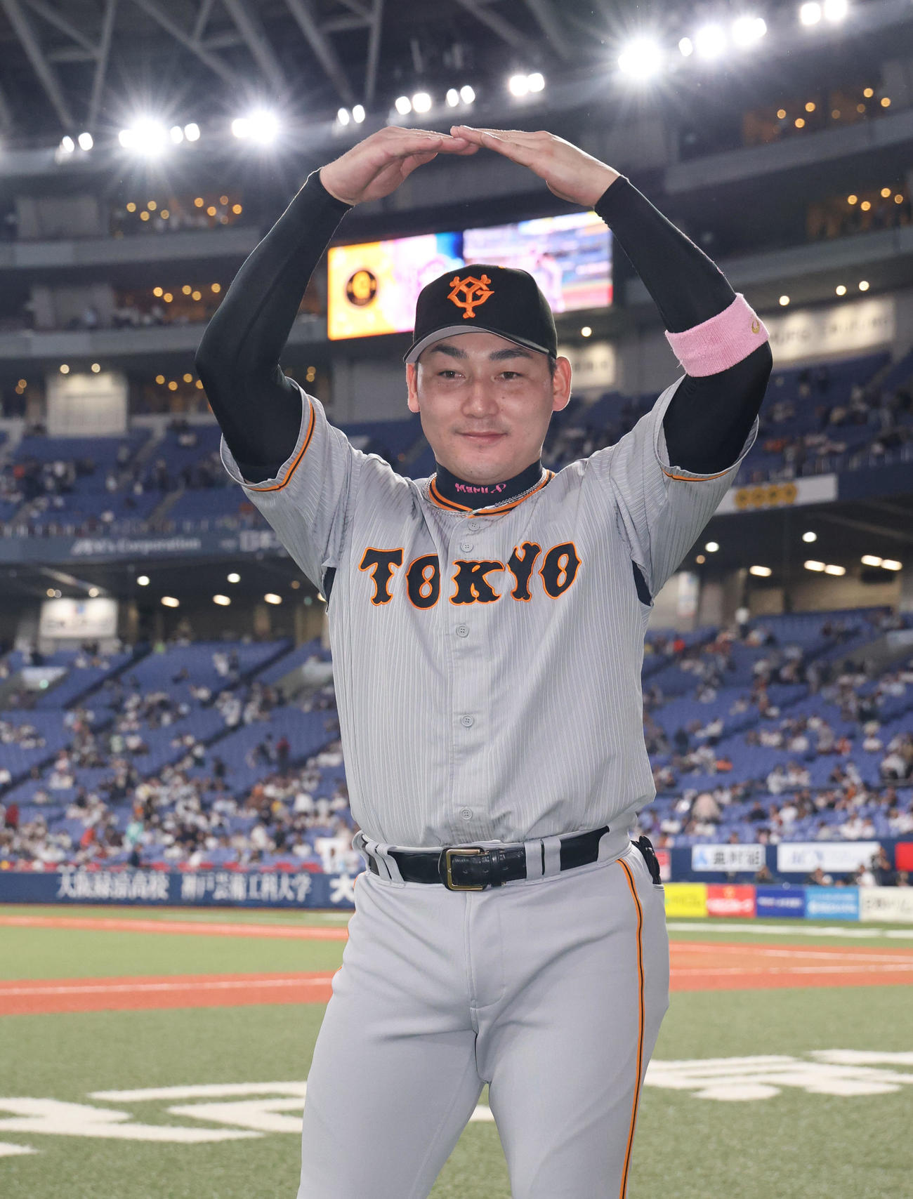 オリックス対巨人　オリックスに勝利し、マルポーズをとる巨人丸（撮影・藤尾明華）