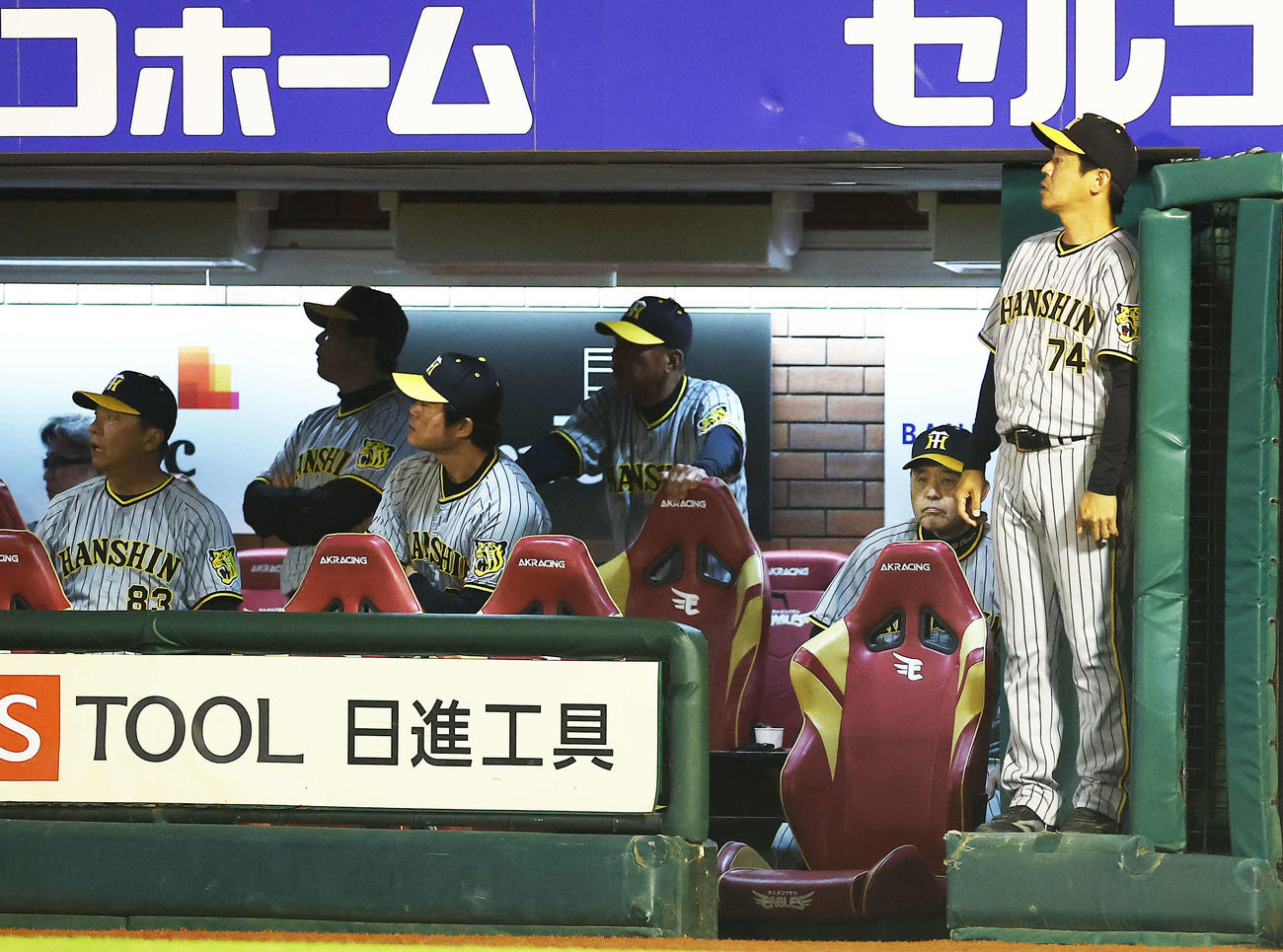 楽天対阪神　9回裏楽天2死一、二塁、小深田のサヨナラ3点本塁打となる打球を見つめるコーチ陣と、マウンドの方向を見つめる岡田監督（右から2人目）（撮影・河田真司）