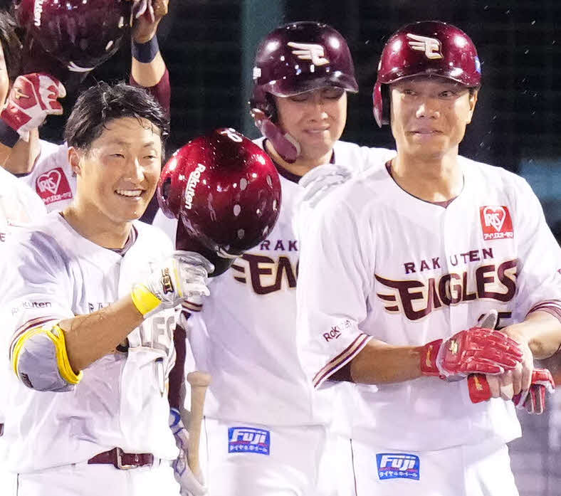 楽天対阪神　9回裏楽天2死一、二塁、サヨナラ3点本塁打を放ち、チームメートから祝福を受けて笑顔の小深田（左）と涙を流す小郷（中央）（撮影・江口和貴）