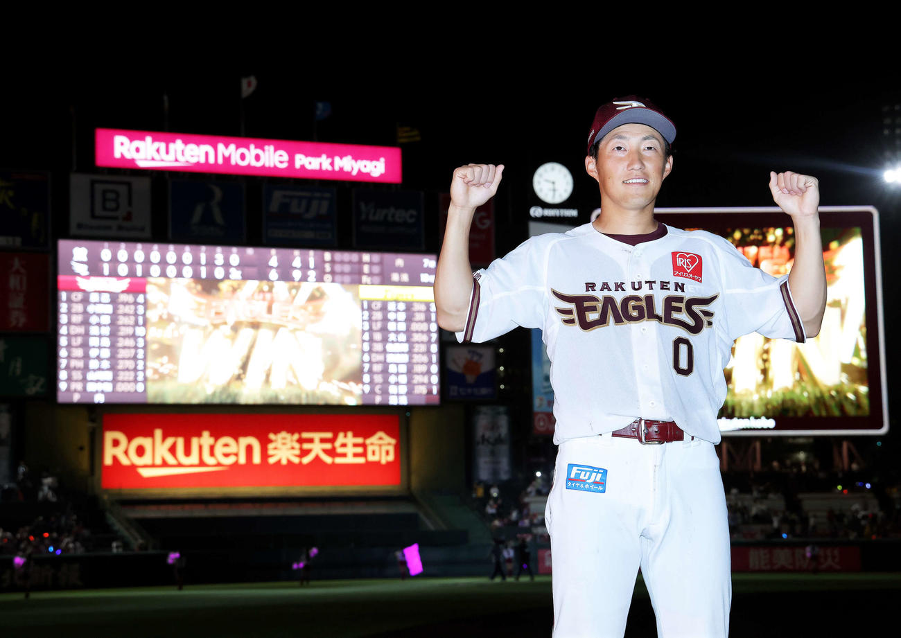 楽天対阪神　サヨナラ3点本塁打で阪神に勝利し、ガッツポーズで写真に納まる小深田（撮影・河田真司）