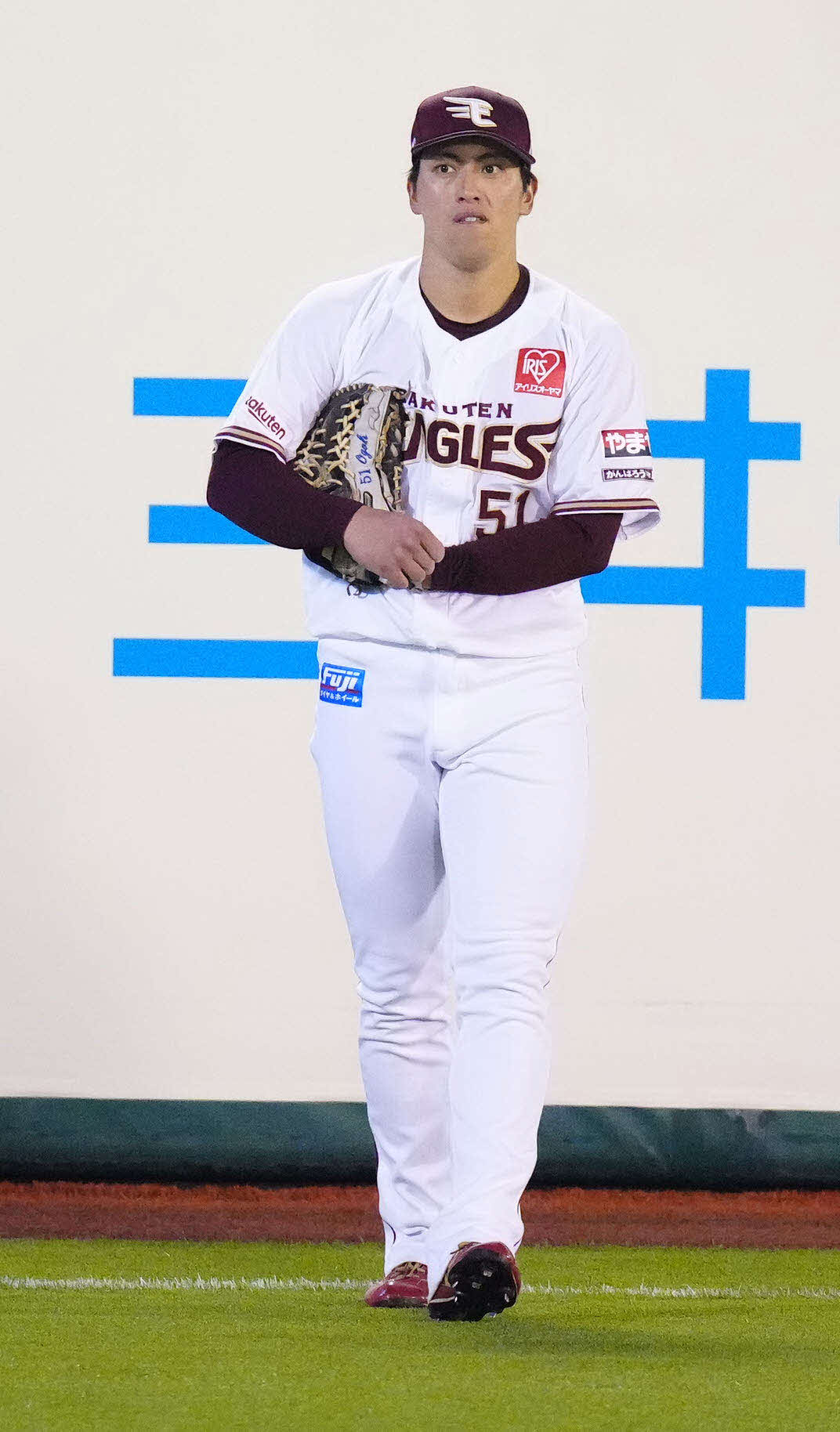 楽天対阪神　8回表阪神無死一塁、ノイジーの打球を落球し、厳しい表情を見せる右翼手小郷（撮影・江口和貴）