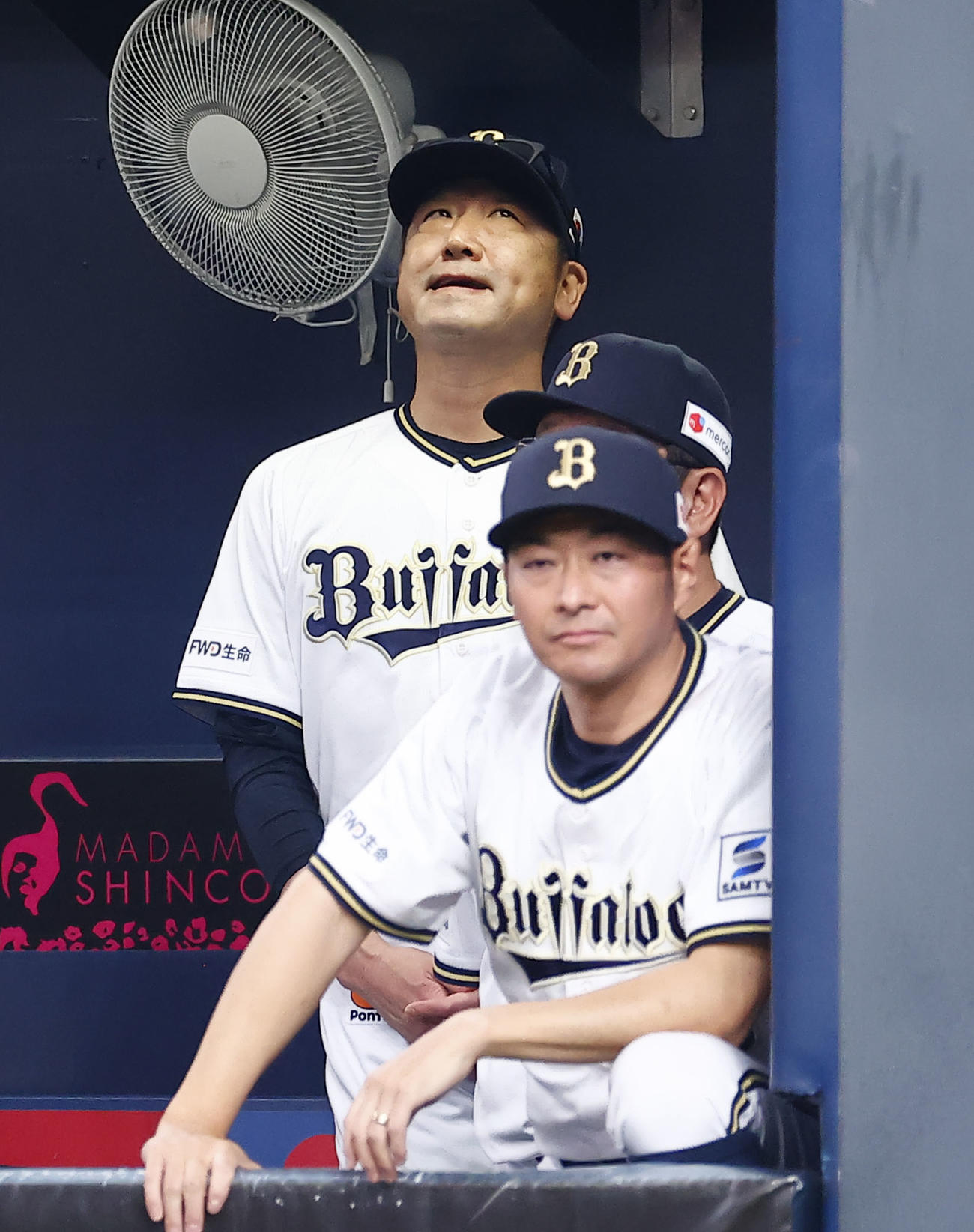 オリックス対巨人　ベンチで厳しい表情を見せるオリックス中嶋監督（奥）（撮影・藤尾明華）