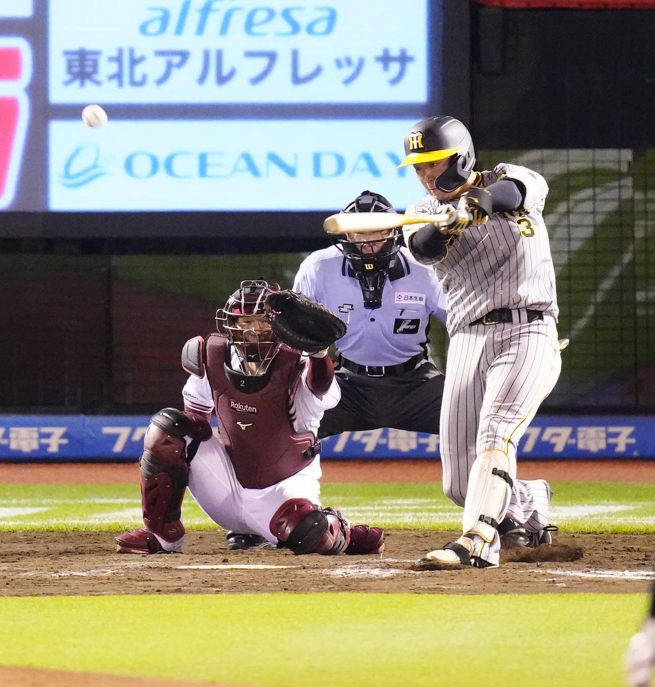 楽天対阪神　8回表阪神無死一、二塁、適時二塁打を放つ大山（撮影・江口和貴）