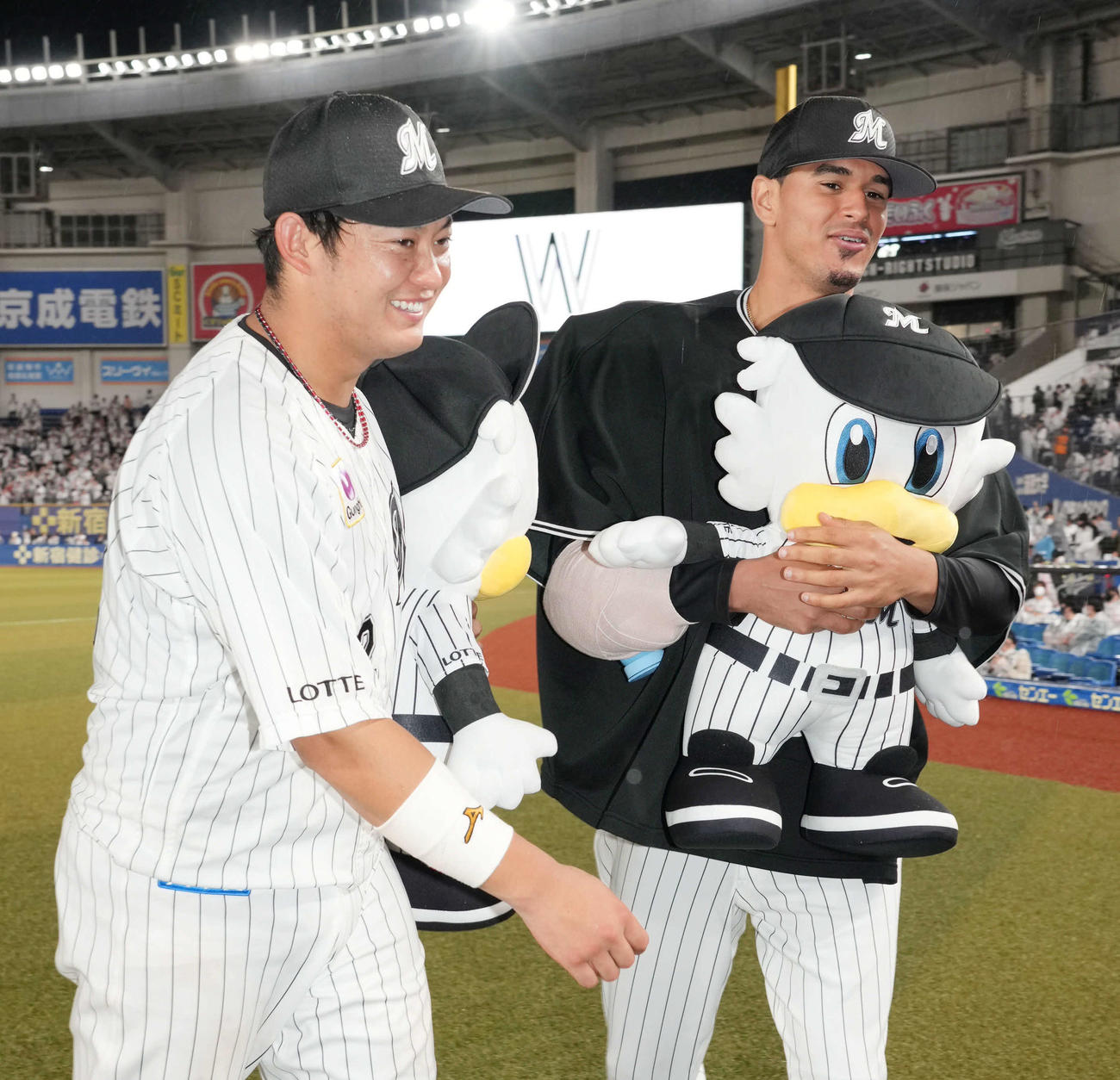 ロッテ対ヤクルト　来日初勝利を挙げたロッテ先発のカスティーヨはバッテリーを組んだ佐藤都（左）から祝福を受ける（撮影・小沢裕）