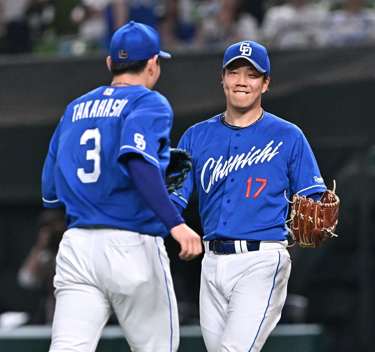 西武対中日　7回裏西武2死一、二塁、長谷川を三ゴロに打ち取った柳（右）は三塁手高橋周を笑顔で迎える（撮影・滝沢徹郎）