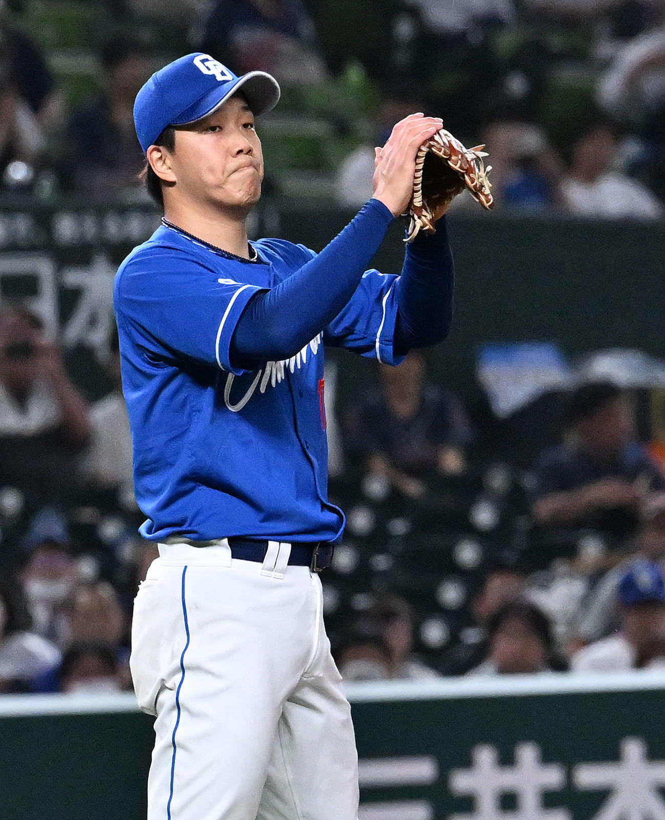西武対中日　完投勝利しグラブをたたく中日柳（撮影・滝沢徹郎）