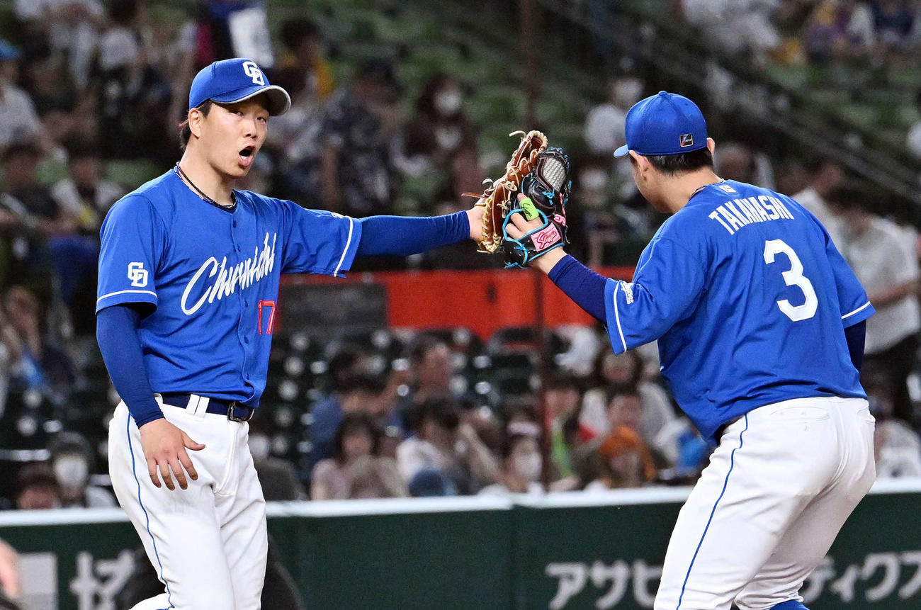 西武対中日　完投勝利の中日柳（左）は高橋周とグラブタッチ（撮影・滝沢徹郎）