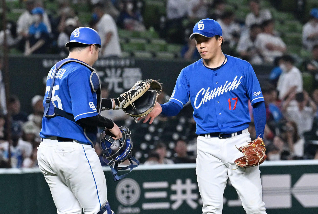 西武対中日　完投勝利した中日柳（右）は捕手木下と握手をかわす（撮影・滝沢徹郎）
