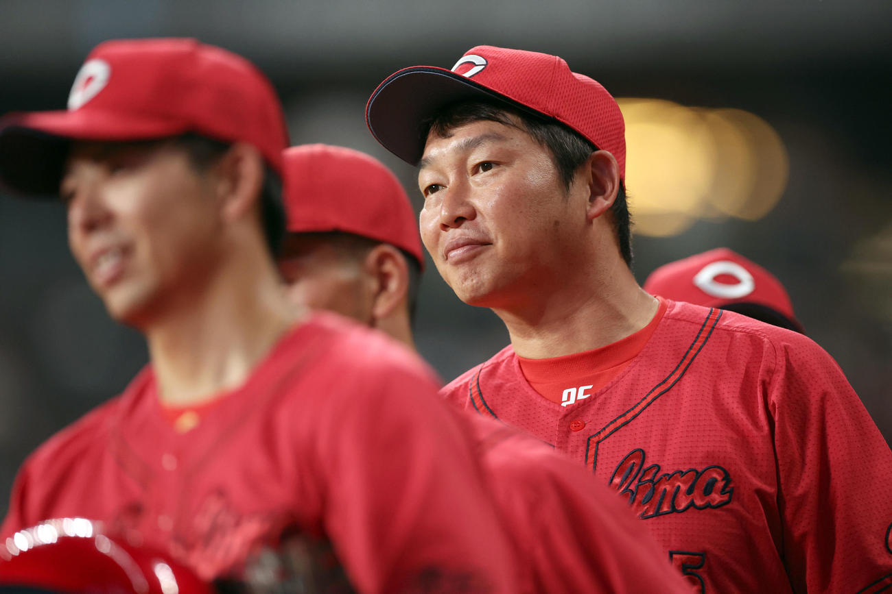 日本ハム対広島　笑顔でナインを出迎える広島新井監督（撮影・佐藤翔太）