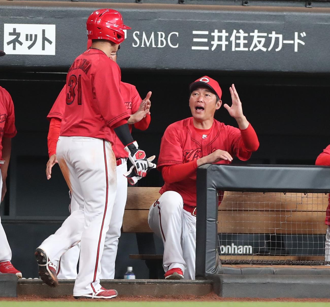 日本ハム対広島　3回表、生還した坂倉を出迎える新井監督（撮影・黒川智章）