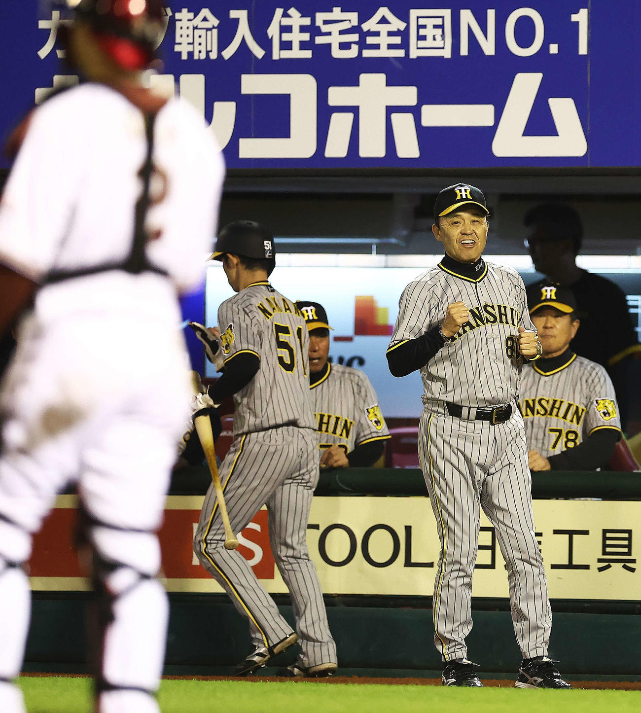 楽天対阪神　8回表阪神無死二、三塁、代走を送る岡田監督（撮影・河田真司）