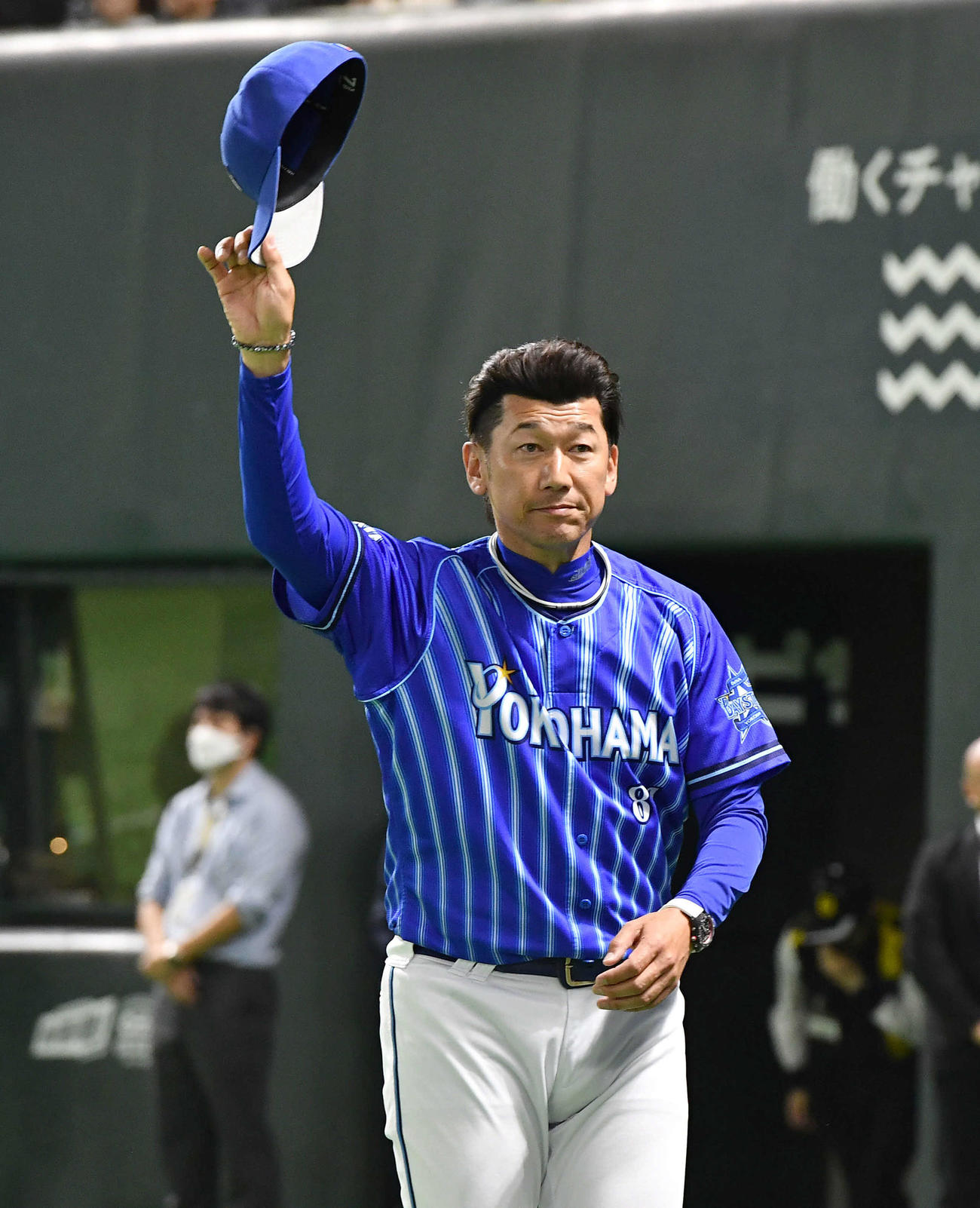 ソフトバンク対DeNA　ソフトバンクに勝利し、スタンドのファンに一礼する三浦監督（撮影・岩下翔太）