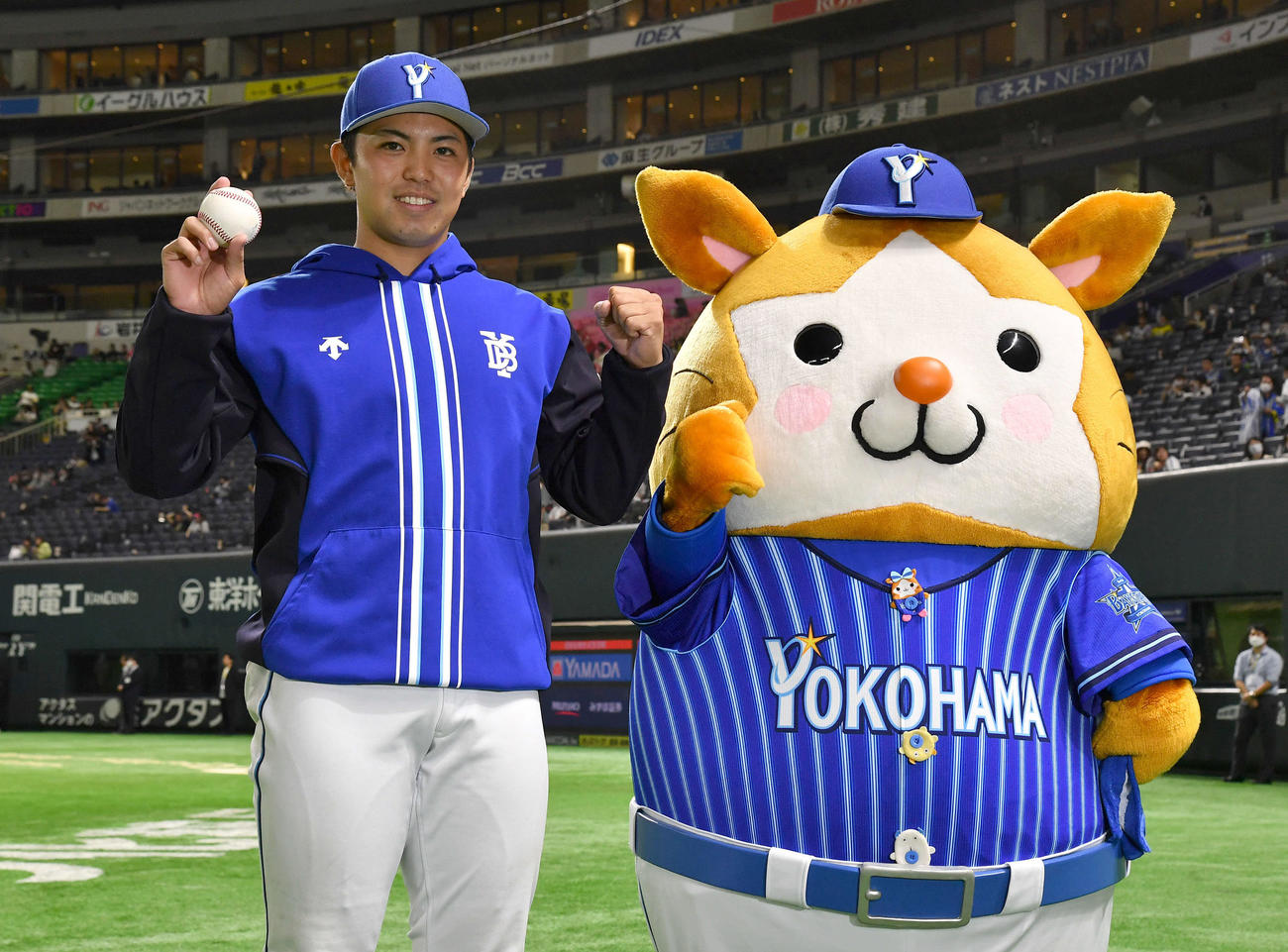 ソフトバンク対DeNA　今季6勝目を挙げ、勝利球を手にDB.スターマンと笑顔でガッツポーズする東（撮影・岩下翔太）