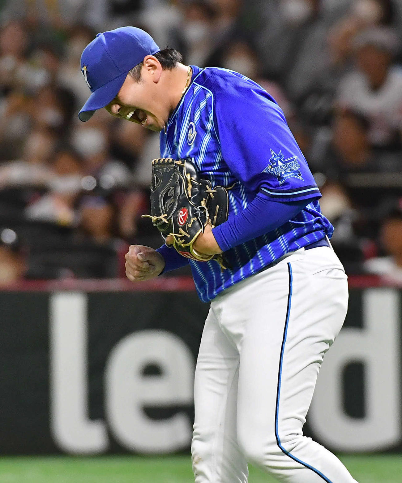 ソフトバンク対DeNA 9回裏ソフトバンク2死二、三塁、中村晃を遊ゴロに抑えて試合を締め、雄たけびを上げてガッツポーズする山崎（撮影・岩下翔太）