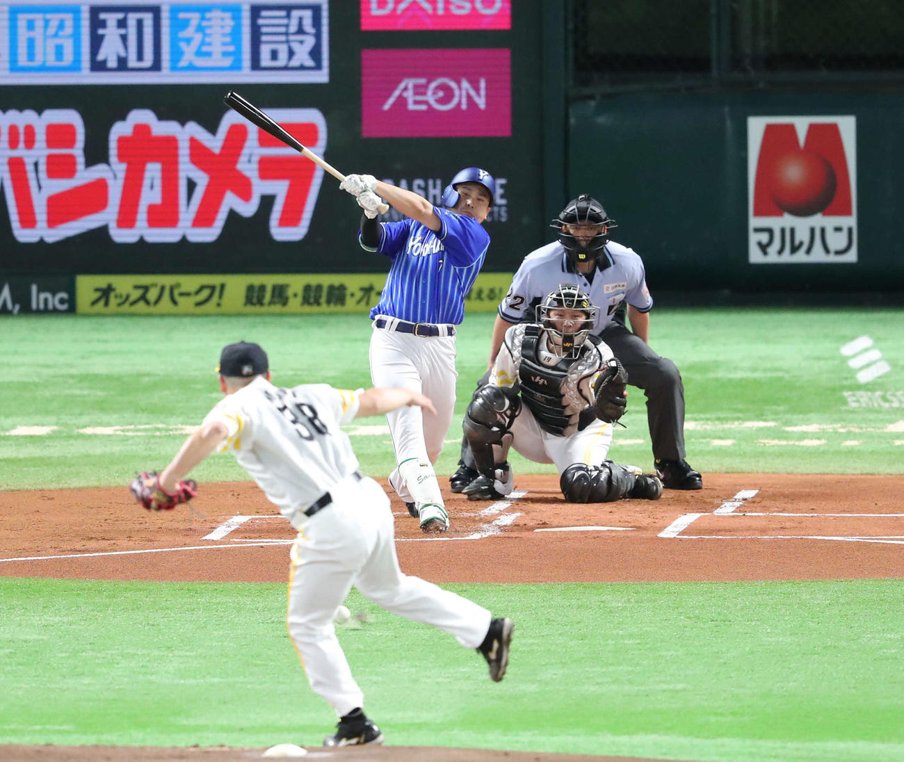 ソフトバンク対DeNA 1回表DeNA1死一塁、佐野は中前打を放つ。投手森（撮影・梅根麻紀）