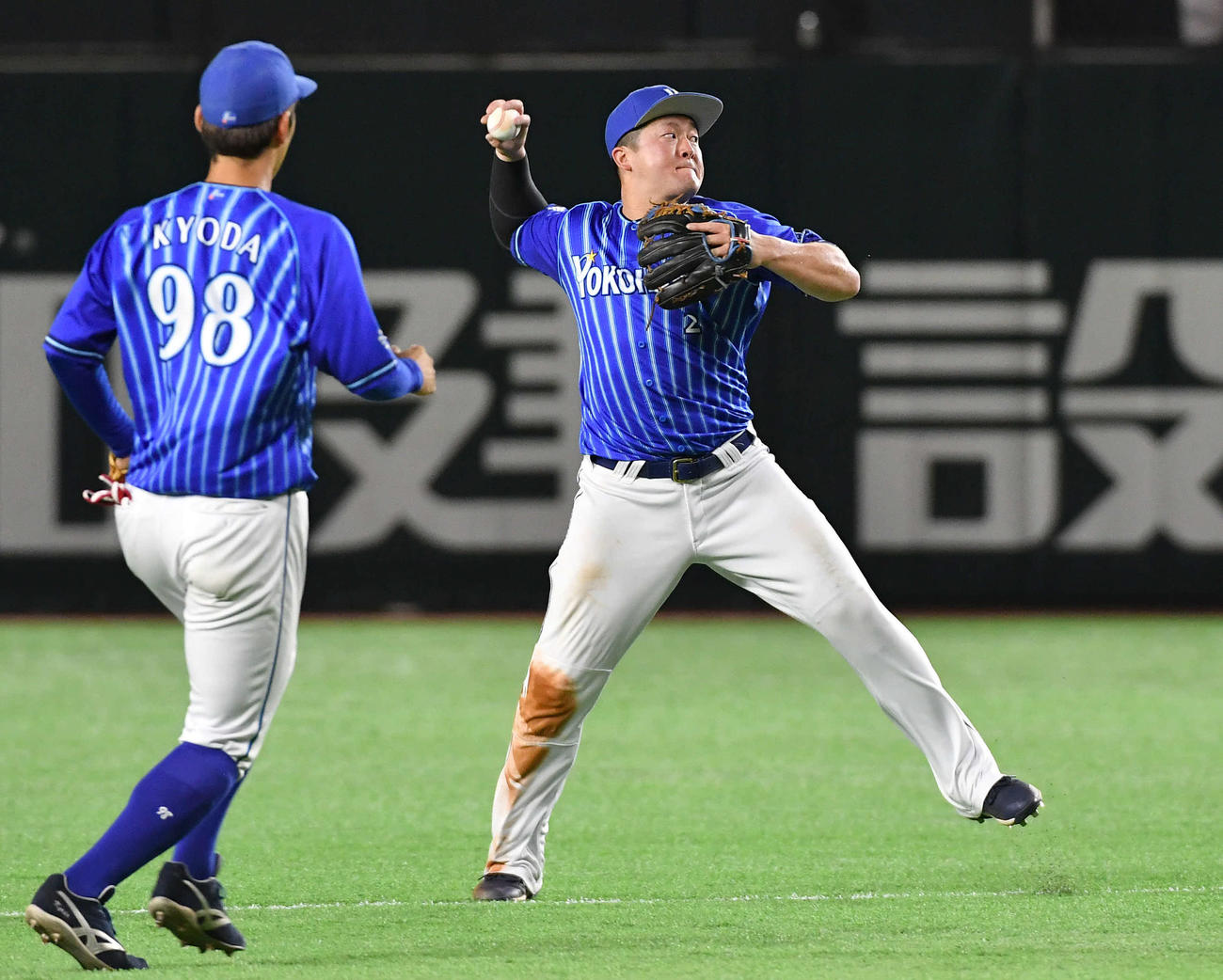 ソフトバンク対DeNA 3回裏ソフトバンク2死、今宮の二ゴロを好守する牧（撮影・岩下翔太）