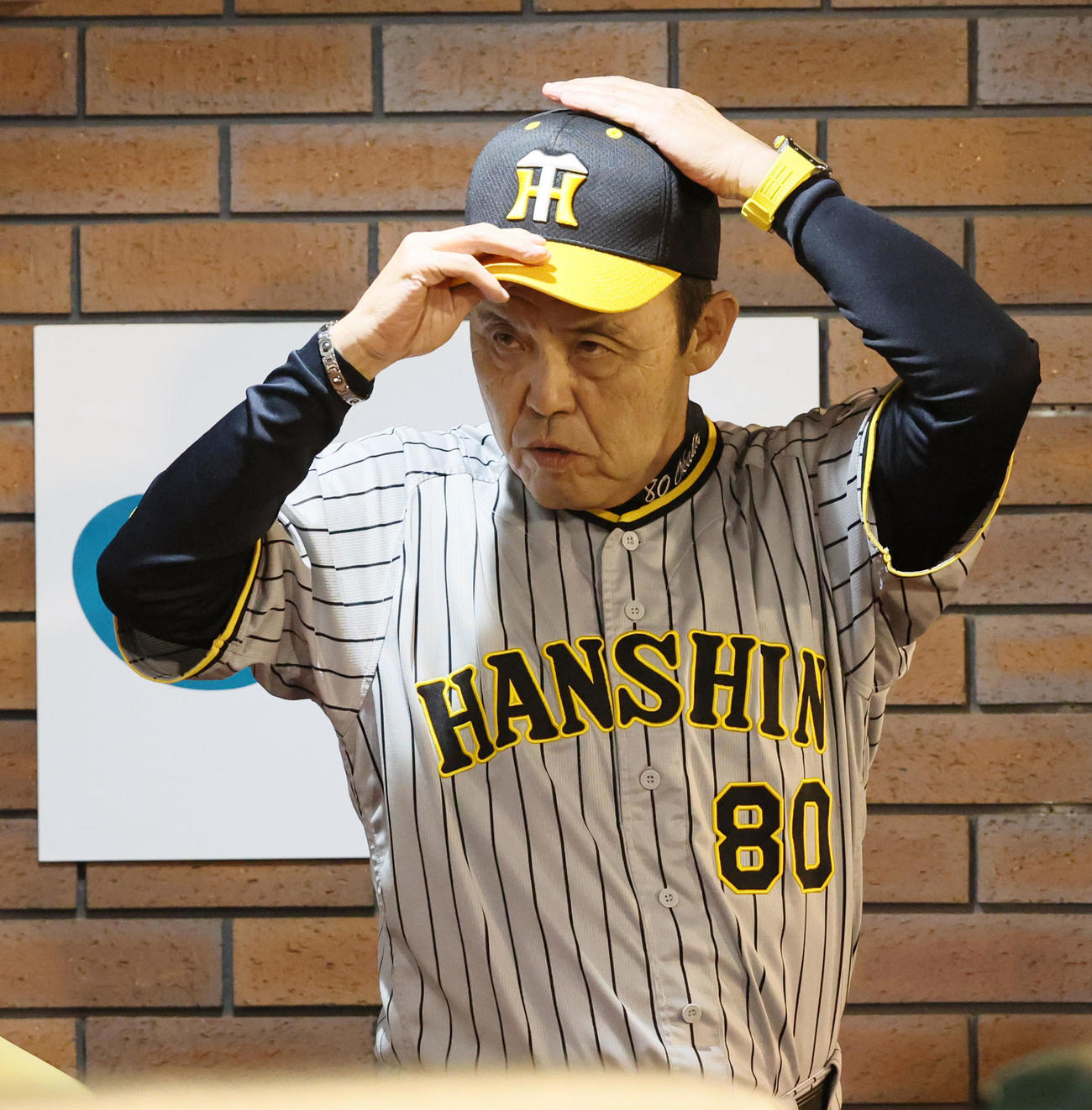 楽天対阪神　7回表、ベンチの中で険しい表情の岡田監督（撮影・加藤哉）