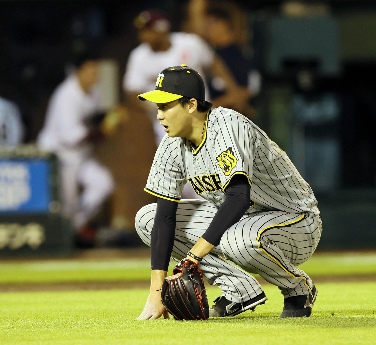 楽天対阪神　9回裏楽天2死一、二塁、湯浅は小深田に右越え3点サヨナラ本塁打を浴びグラウンドにしゃがみ込む（撮影・加藤哉）
