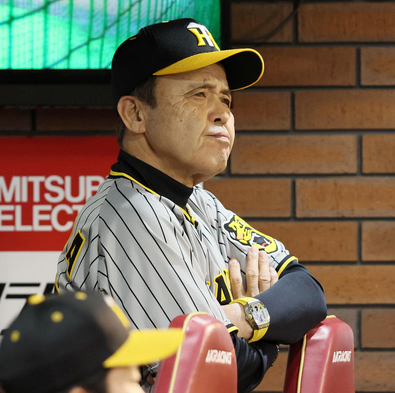楽天対阪神　3回表、ベンチで険しい表情を見せる岡田監督（撮影・加藤哉）