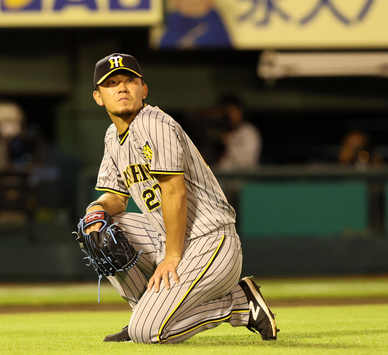 楽天対阪神　7回裏楽天2死三塁、伊藤将は太田のスクイズバントでグラウンドにひざまずいて送球を見守る（撮影・加藤哉）