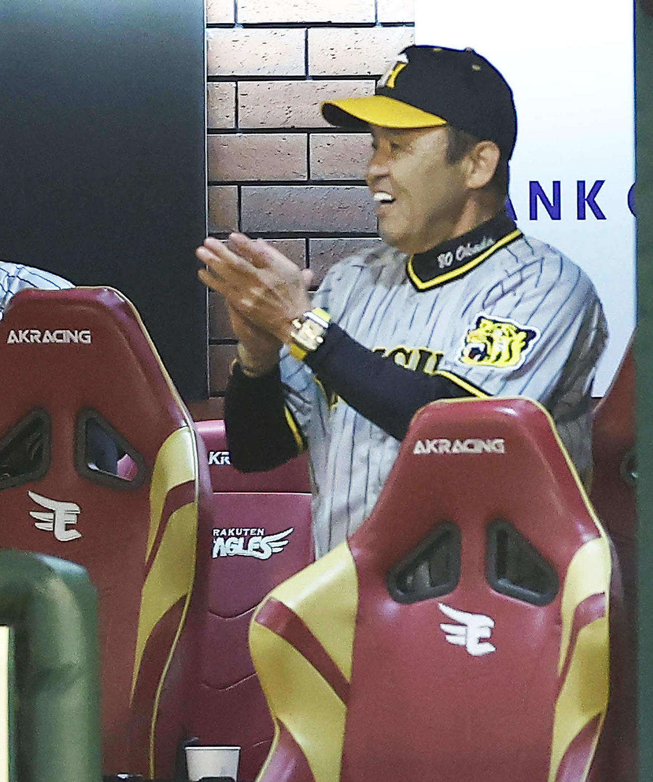 楽天対阪神　7回表阪神1死満塁、小幡の一ゴロで点を上げ手をたたく岡田監督（撮影・河田真司）
