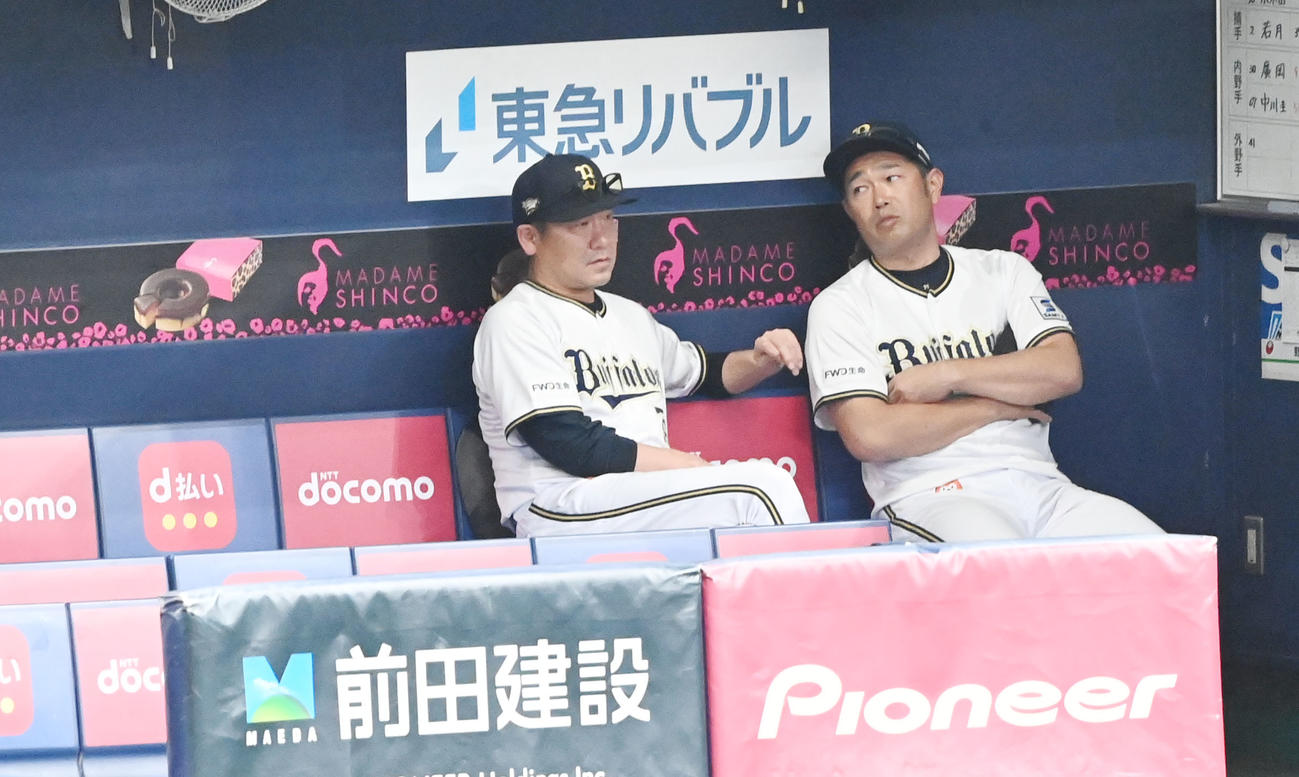 オリックス対巨人　試合後、しばらく平井（右）と話し込むオリックス中嶋監督（撮影・和賀正仁）