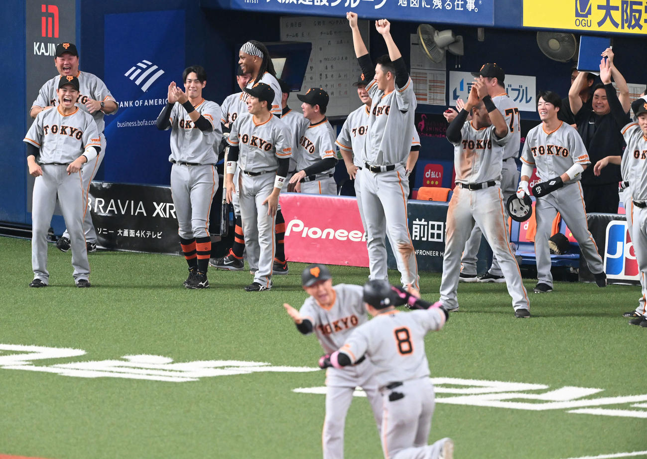 オリックス対巨人　10回表巨人2死満塁、丸の満塁本塁打にバンザイして喜ぶ巨人ナイン（撮影・和賀正仁）