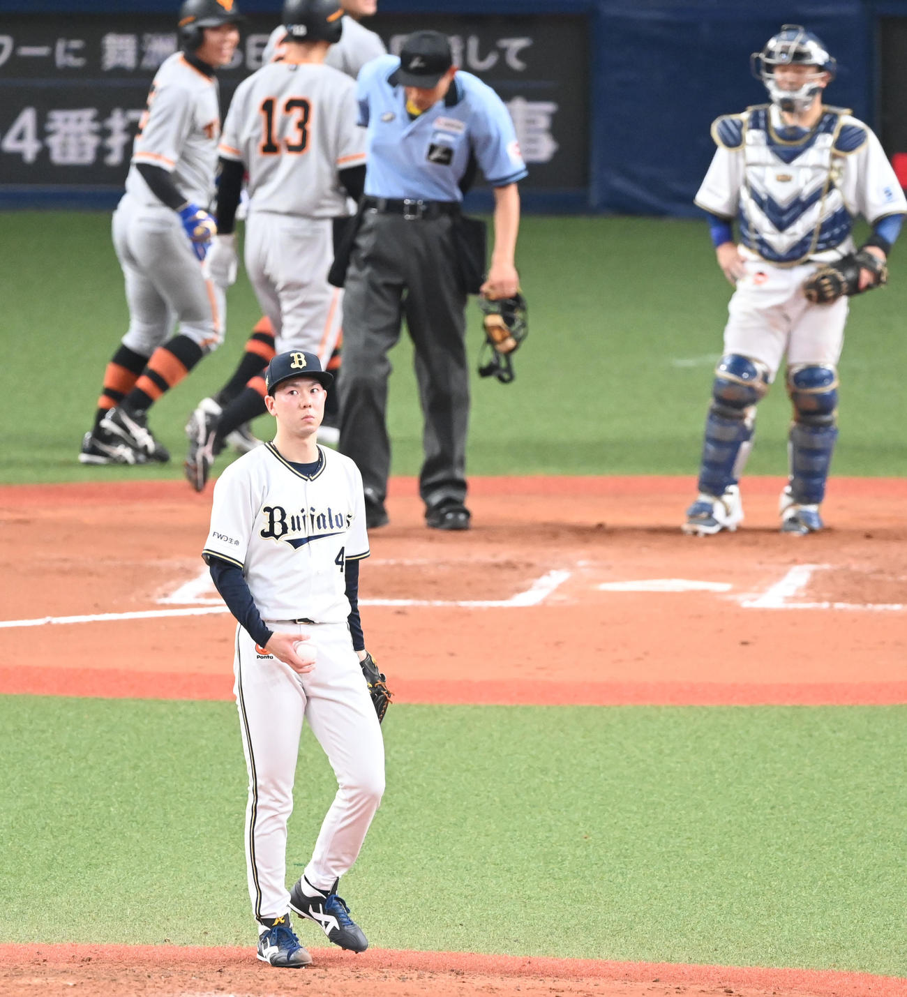 オリックス対巨人　10回表巨人2死満塁、丸佳浩に満塁本塁打を浴びた本田（撮影・和賀正仁）