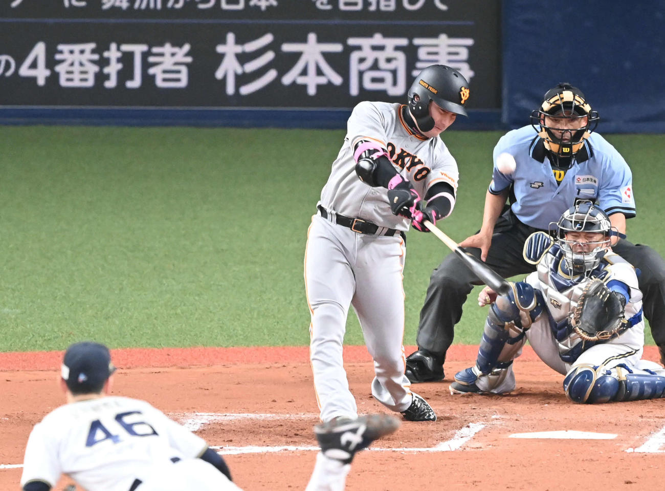 オリックス対巨人　10回表巨人2死満塁、中越え満塁本塁打を放つ丸（撮影・和賀正仁）