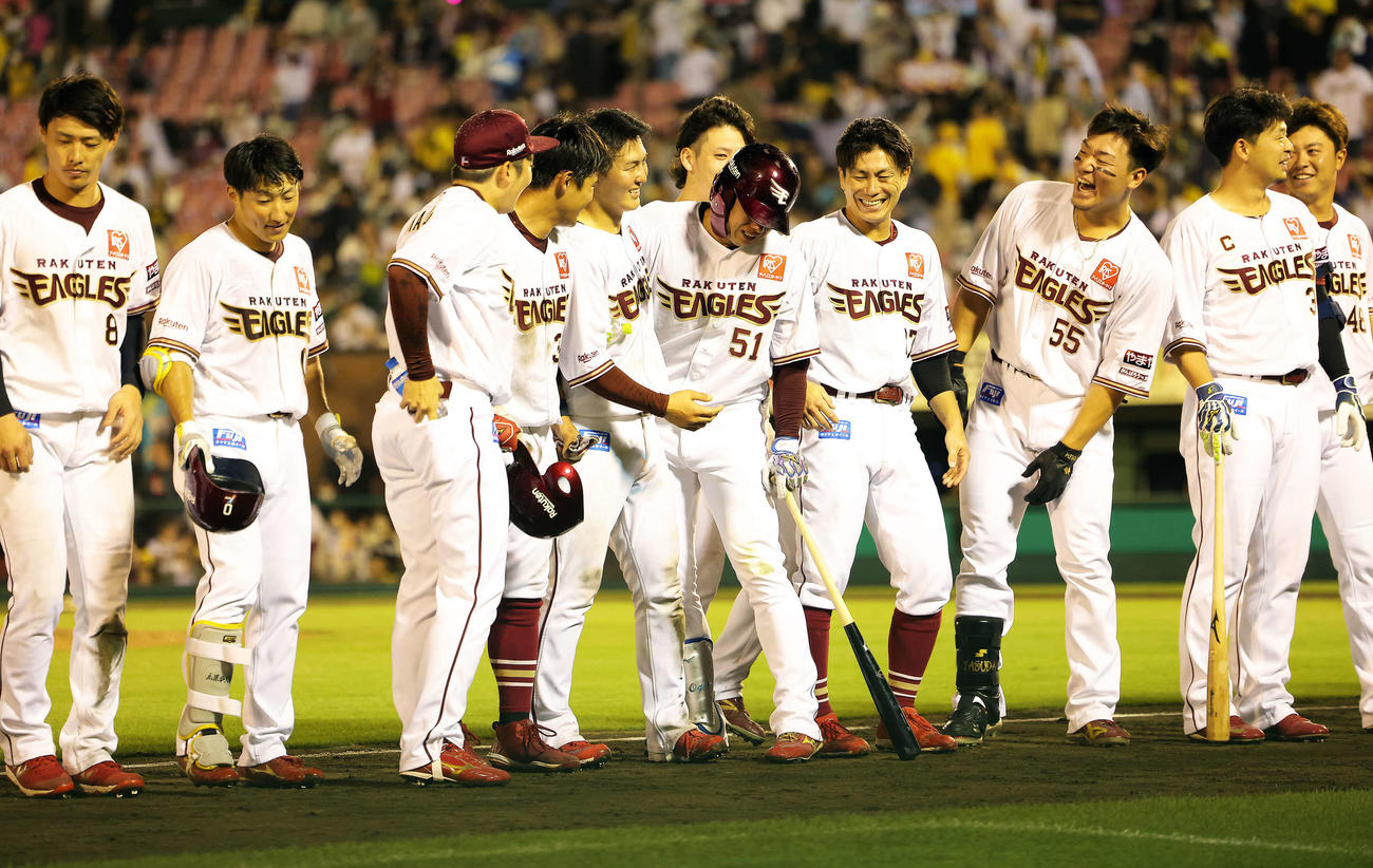 楽天対阪神　小深田（左から2人目）のサヨナラ3点本塁打で阪神に勝利し、安堵する小郷（中央）を労うチームメート（撮影・河田真司）
