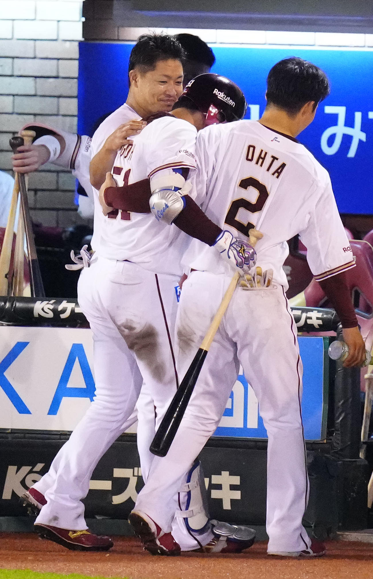 楽天対阪神　試合後、涙を流し、楽天酒居（左）と太田（右）から手を添えられる小郷（撮影・江口和貴）