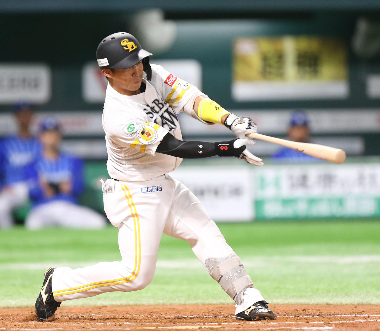 ソフトバンク対DeNA 8回裏ソフトバンク無死、野村勇は左前打を放つ（撮影・冨田成美）