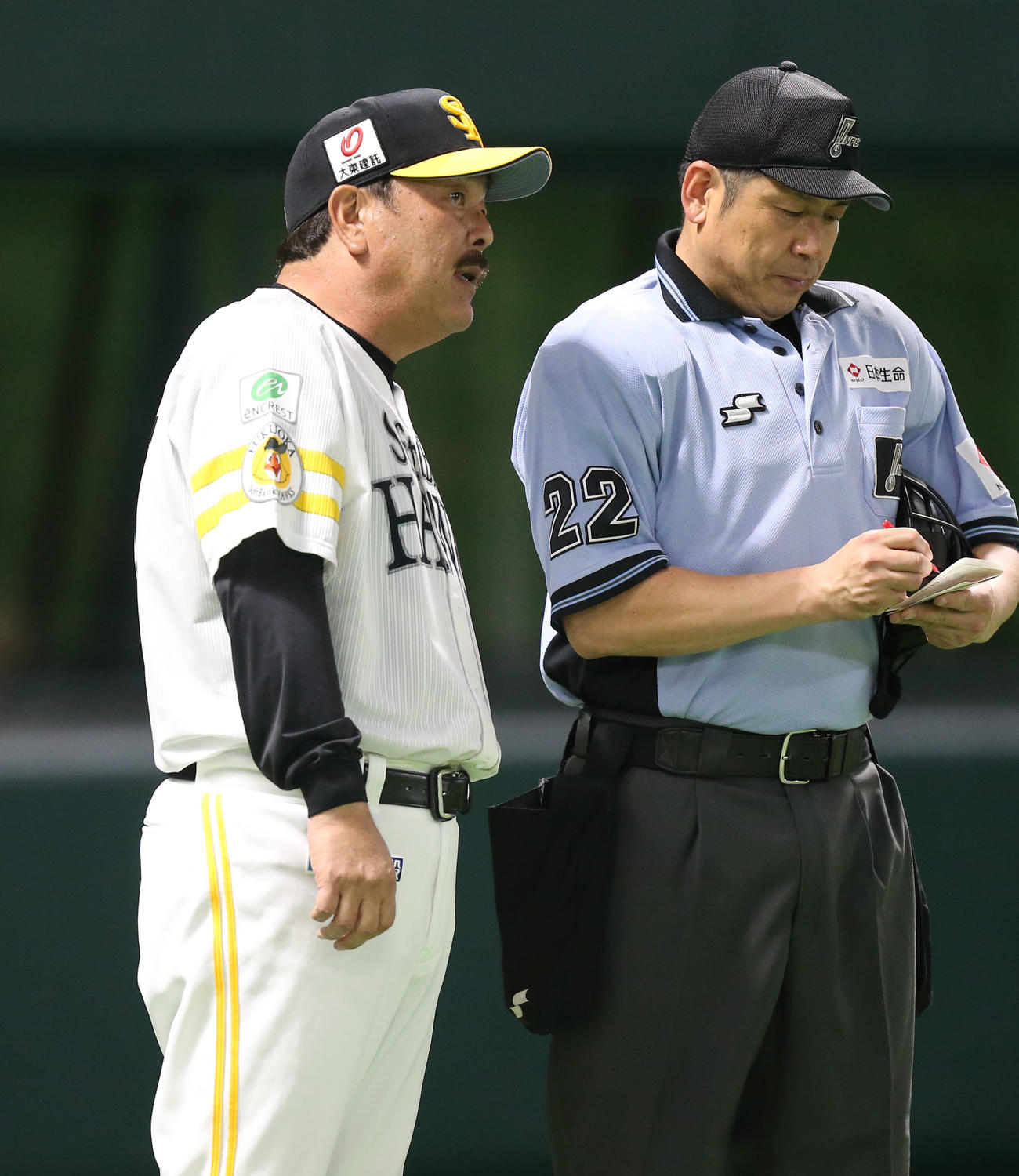ソフトバンク対DeNA 7回イニング間に選手の交代を告げる藤本監督(左)（撮影・冨田成美）