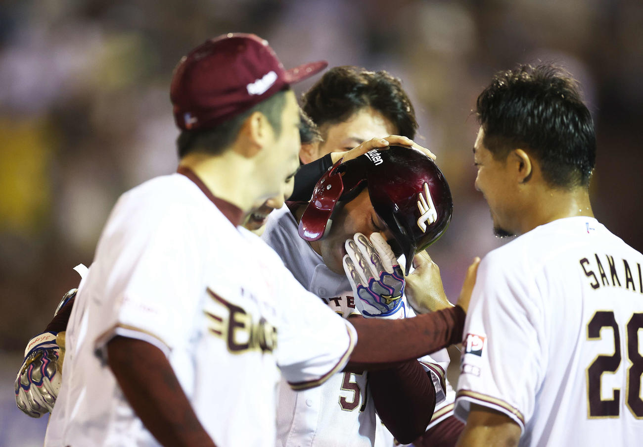 楽天対阪神　小深田のサヨナラ3点本塁打で阪神に勝利し、安堵（あんど）する小郷（中央）をねぎらうチームメート（撮影・河田真司）