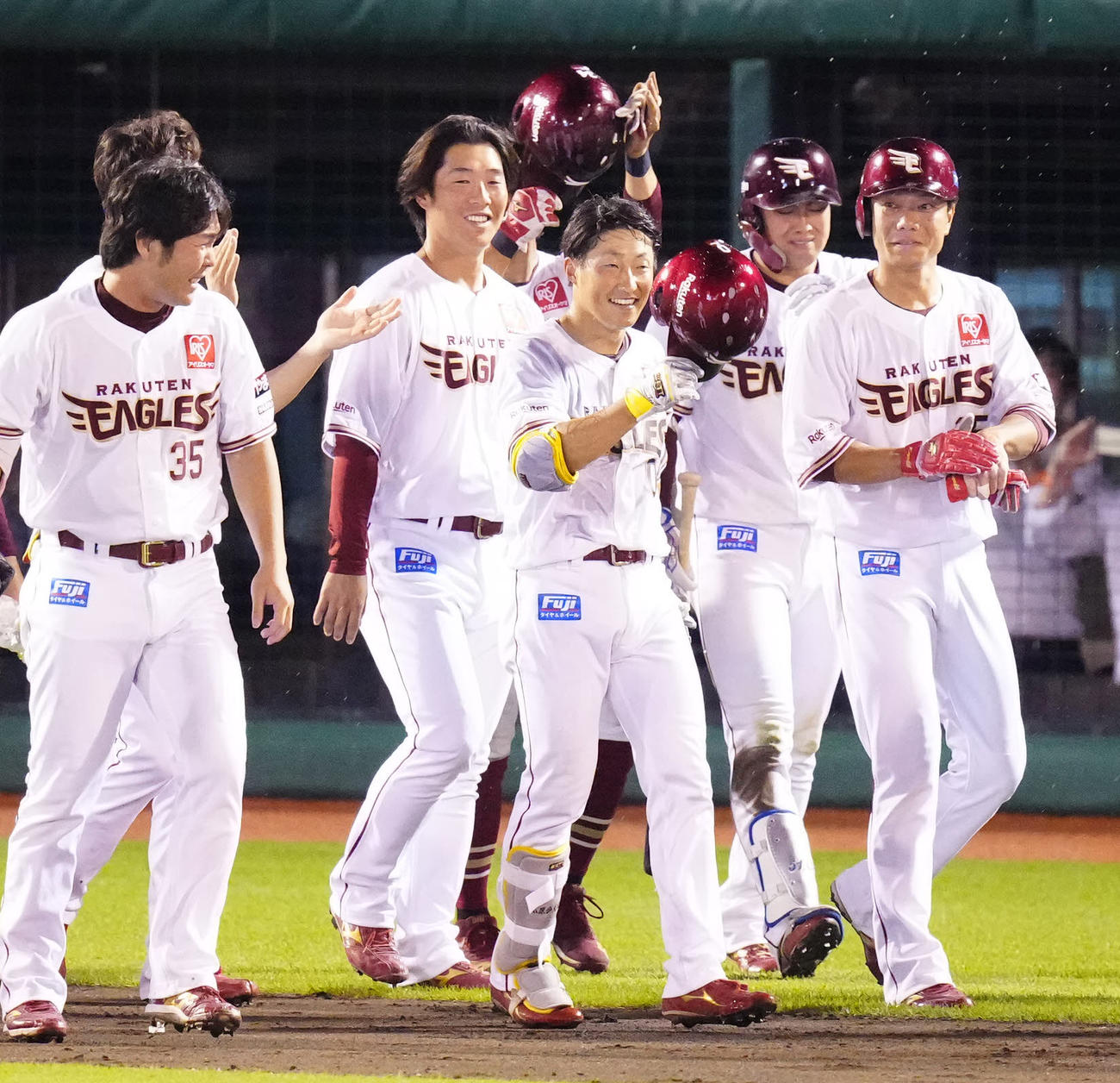 楽天対阪神　9回裏楽天2死一、二塁、サヨナラ3点本塁打を放ち、チームメートから祝福を受ける小深田（中央）。右から2人目は涙を流す小郷（撮影・江口和貴）