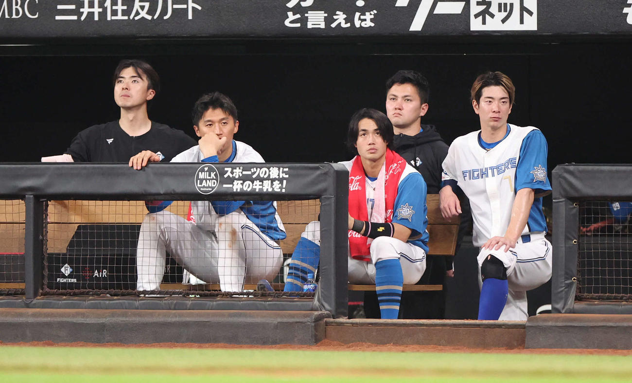 日本ハム対広島　ベンチで意気消沈の上沢（左）、加藤豪（同2人目）ら選手たち（撮影・佐藤翔太）