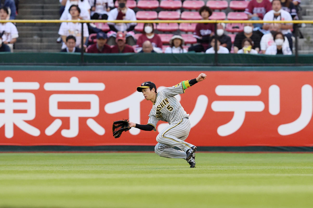 楽天対阪神　1回裏楽天2死一塁、近本は浅村の飛球をいちどはグラブの中に納めたが直後に落球し先制を許す（撮影・加藤哉）