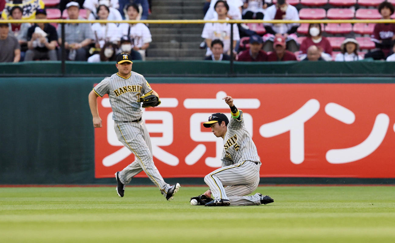 楽天対阪神　1回裏楽天2死一塁、近本は浅村の飛球をいちどはグラブの中に納めたが直後に落球し先制を許す（撮影・加藤哉）