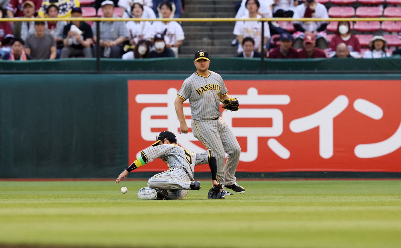 楽天対阪神　1回裏楽天2死一塁、近本は浅村の飛球をいちどはグラブの中に納めたが直後に落球し先制を許す（撮影・加藤哉）