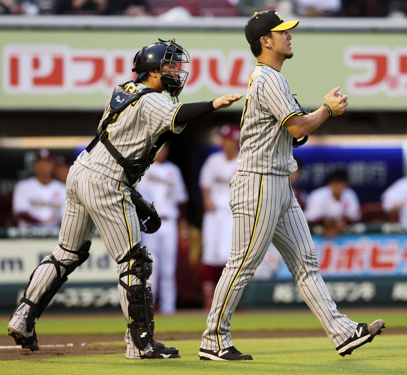 楽天対阪神　1回裏楽天2死一塁、伊藤将は浅村に適時二塁打を打たれ失点。捕手は梅野（撮影・加藤哉）