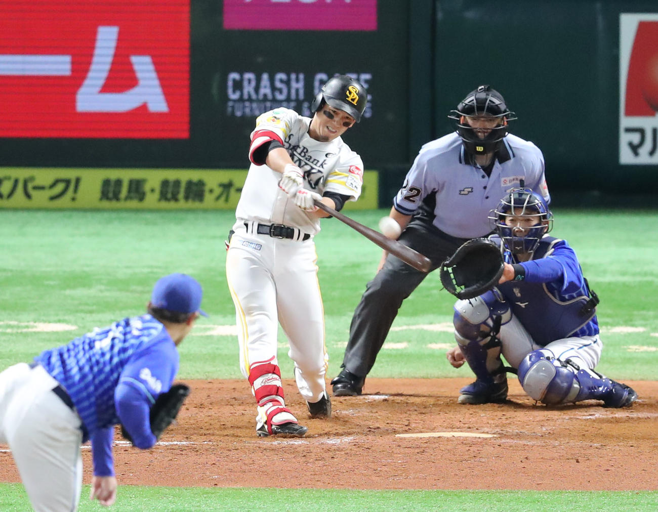 ソフトバンク対DeNA 5回裏ソフトバンク無死一塁、栗原は右越えに2点本塁打を放つ（撮影・梅根麻紀）