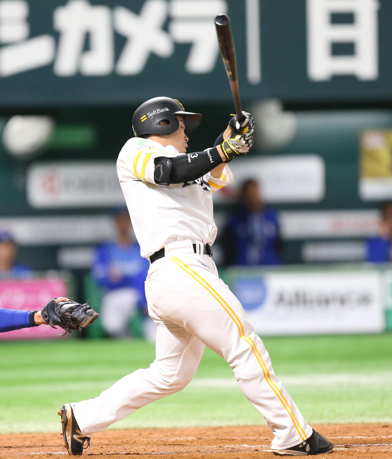 ソフトバンク対DeNA 8回裏ソフトバンク2死三塁、近藤は、右中間へ2点本塁打を放つ（撮影・冨田成美）