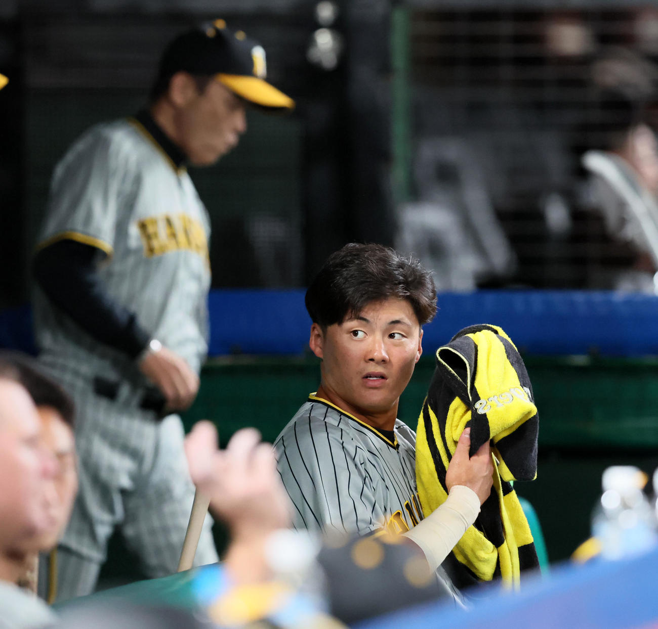 ベンチに座る前川右京。後方は岡田監督（2023年5月30日撮影）