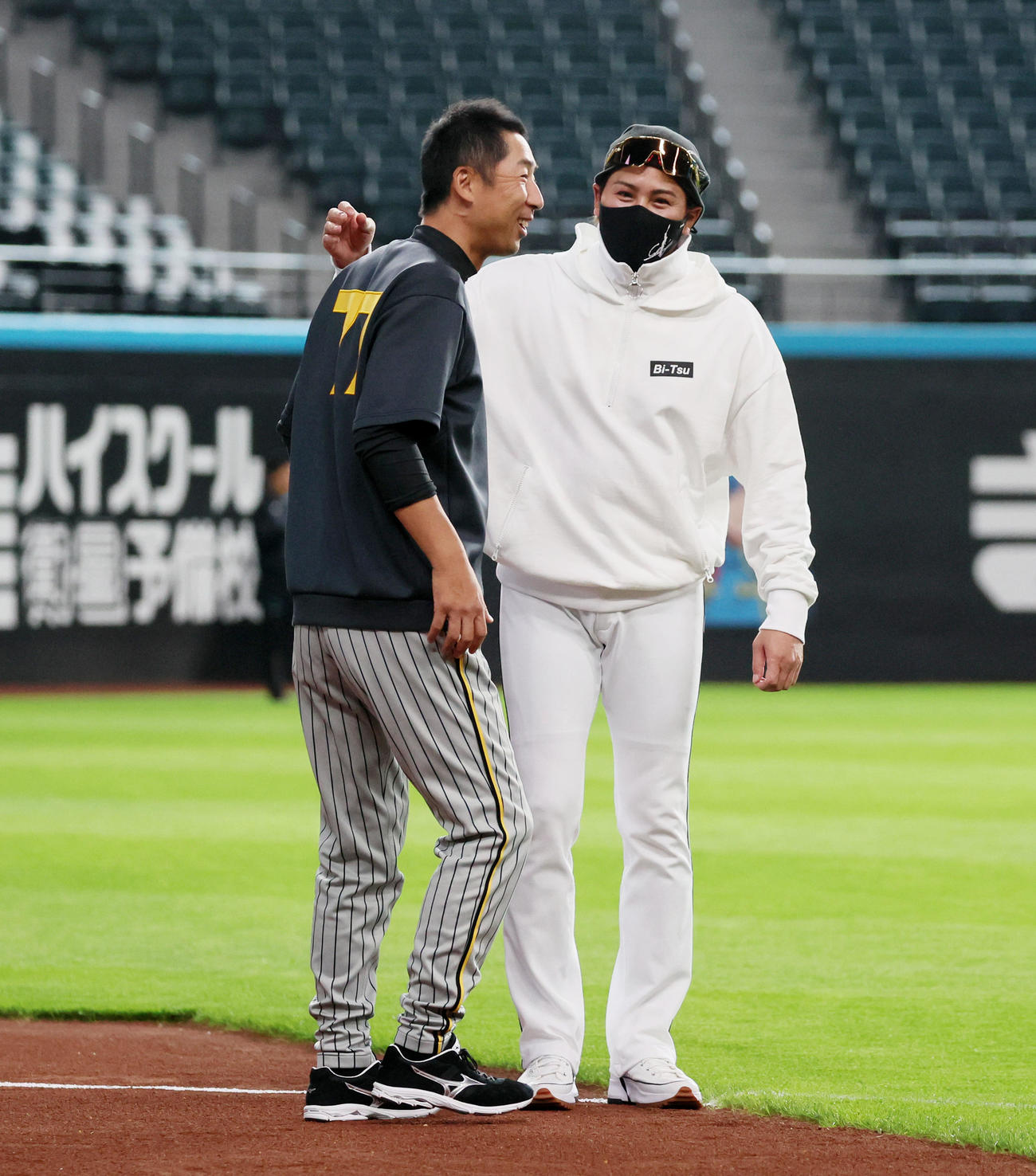 日本ハム対阪神　新庄監督（右）は今岡コーチを見つけ笑顔で話しかける（撮影・加藤哉）
